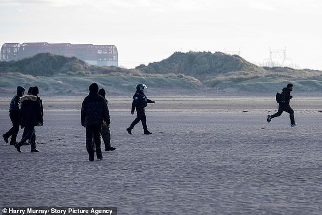 Francia arresta a dos británicos por “incitar al odio” después de “intentar participar en una manifestación antiinmigrantes prohibida” cerca de Calais