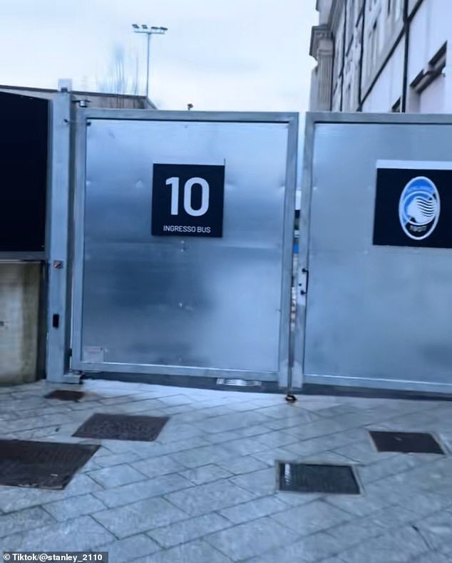 Un aficionado al fútbol inglés irrumpe en un estadio de la Liga de Campeones, ¡después de tener suerte con una contraseña MUY obvia!