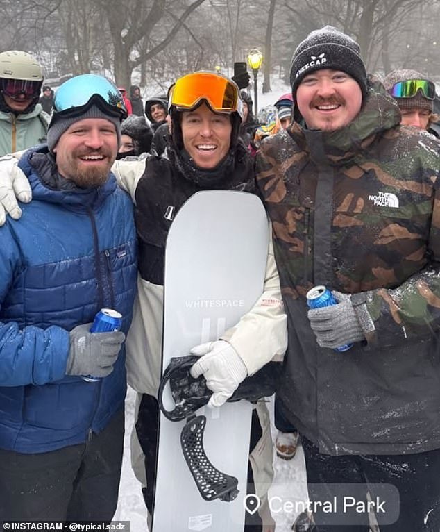 El snowboarder olímpico Shaun White salta sobre el comediante Shane Gillis en un día de nieve salvaje en Central Park
