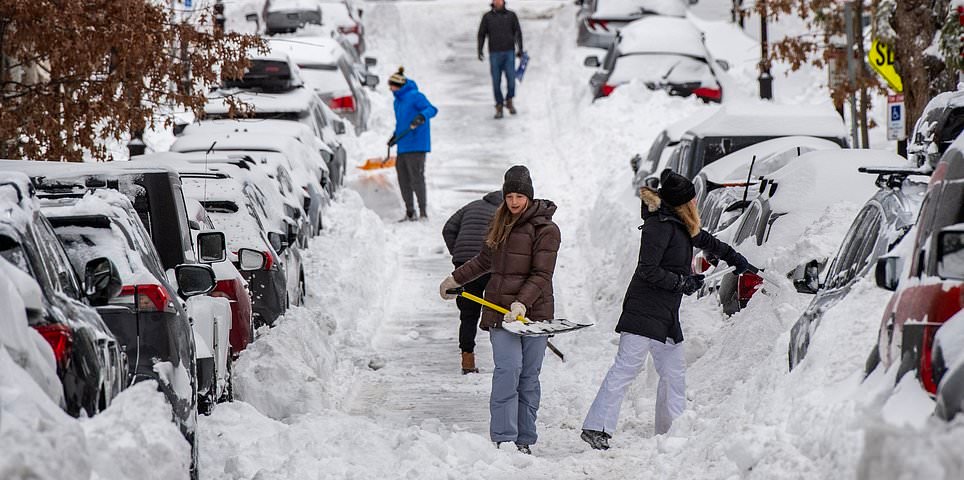 La histórica tormenta invernal continúa azotando la costa este con 4 pulgadas de nieve como hielo paralizante visto desde el ESPACIO: actualizaciones en vivo