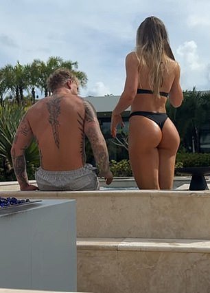 Jutta Leerdam hace alarde de su increíble figura mientras se mete en el jacuzzi con su prometido Jake Paul en un diminuto bikini negro.