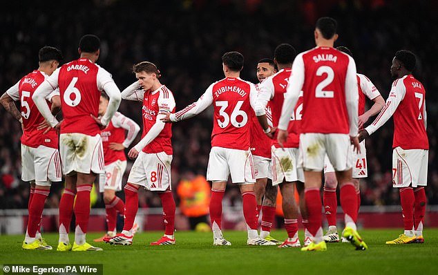 Las posibilidades del Arsenal de ganar la Premier League sufren una caída significativa según las últimas predicciones del superordenador tras la derrota por 3-2 ante el Man United de Michael Carrick.