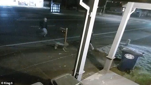 Un desconocido apuñala a un hombre en un suburbio de Seattle por ser cristiano poco antes de ser asesinado a tiros por la policía