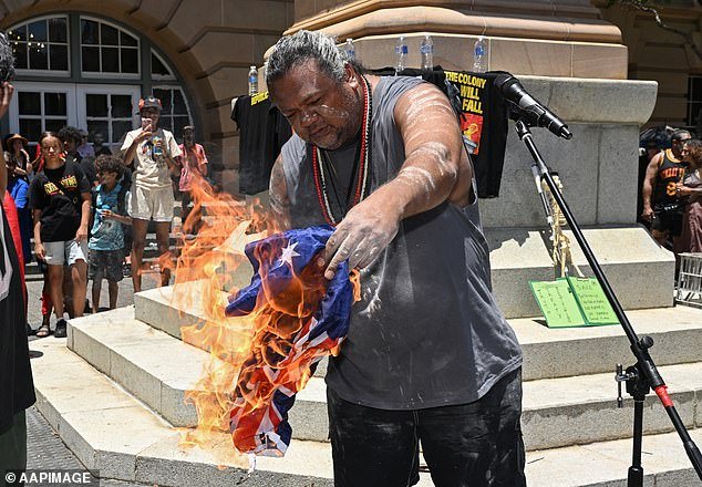 Por qué un hombre de las Primeras Naciones prendió fuego a la bandera australiana durante el mitin del Día de la Invasión
