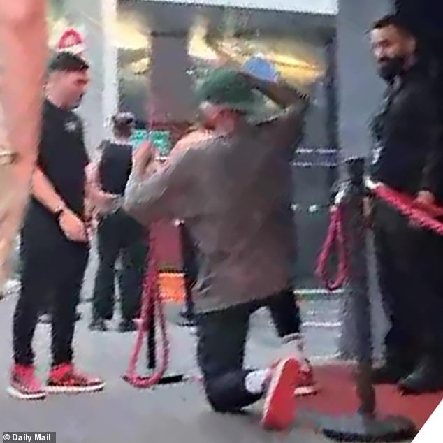 La historia COMPLETA del fin de semana salvaje de Nick Kyrgios antes del accidente del Abierto de Australia: vea el momento en que le piden a la estrella del tenis que abandone un club nocturno de Melbourne a las 7 am, despotrica contra la tarde y sus amigos se lo llevan a rastras… antes de hacerlo todo de nuevo al día siguiente.