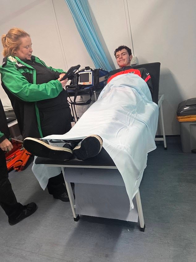 El recogepelotas de Portsmouth, de 16 años, sufre pérdida de audición y está “conmocionado” después de que explota una granada en el derbi contra Southampton, mientras su madre se sincera sobre el impacto del incidente.