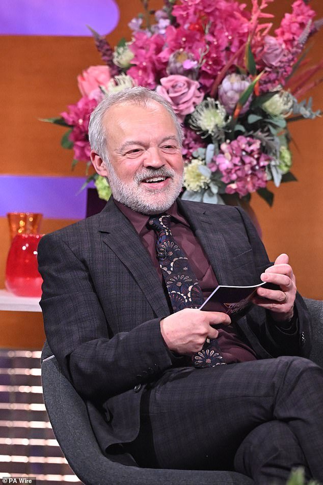 Graham Norton revela que tuvo que firmar “muchos” acuerdos de confidencialidad antes de asistir a la boda de Taylor Swift con la estrella de la NFL Travis Kelce