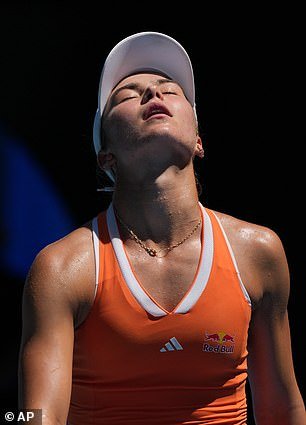 La nueva sensación del tenis adolescente de Estados Unidos, Iva Jovic, de 18 años, cae en el Abierto de Australia contra la número uno del mundo, Aryna Sabalenka.