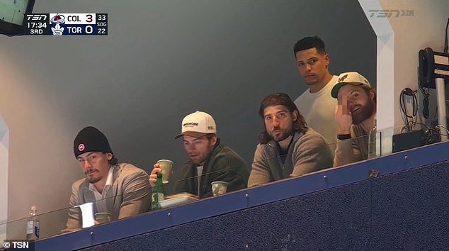 La NHL revela el castigo para la estrella lesionada que lanzó un pájaro frente a las cámaras de televisión mientras veía perder al equipo