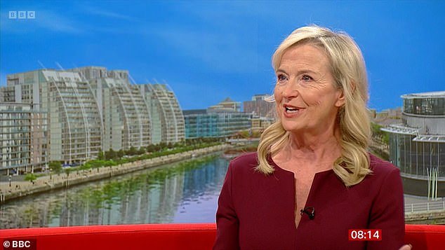 Carol Kirkwood, llorando, rompe a llorar cuando anuncia que dejará la BBC en televisión en vivo después de más de 25 años.