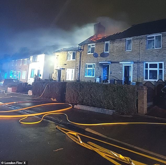 Un niño y dos adultos acudieron de urgencia al hospital después de un incendio en una casa cuando el techo se derrumbó y 70 bomberos acudieron al lugar.