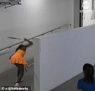 La estrella del tenis afirma que los jugadores están siendo tratados “como animales en un zoológico” mientras la filmación al estilo Gran Hermano se intensifica después de que pillan a Coco Gauff rompiendo una raqueta.