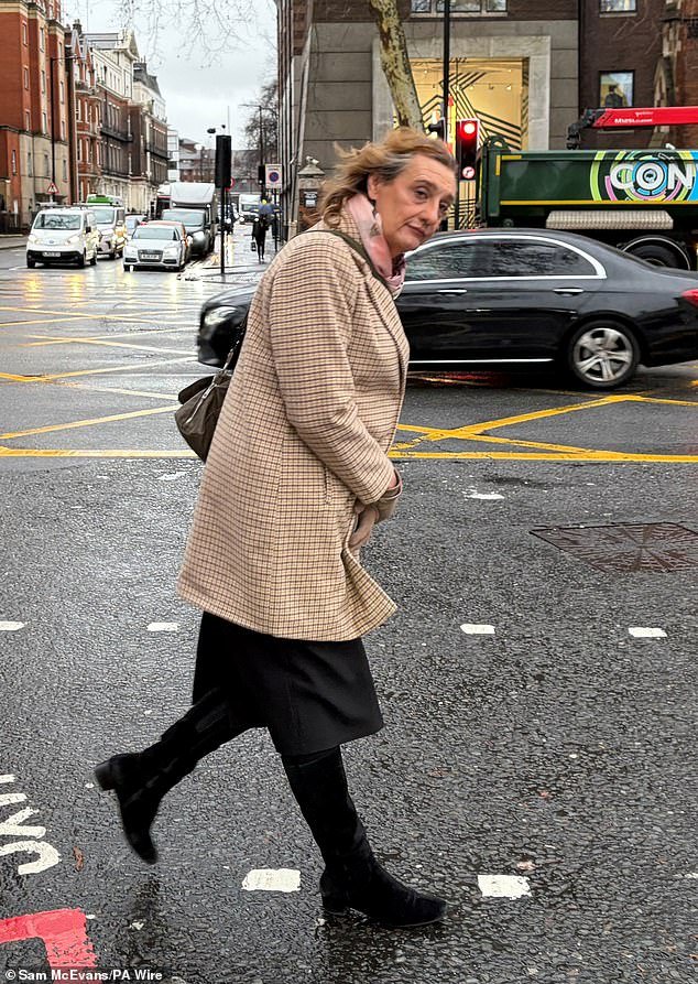 El ex director de una escuela privada que gana 36.000 libras al año comparece ante el tribunal con una falda gris y botas largas negras para negar el mal uso de fondos para las entradas de Lord’s y el alojamiento de lujo.