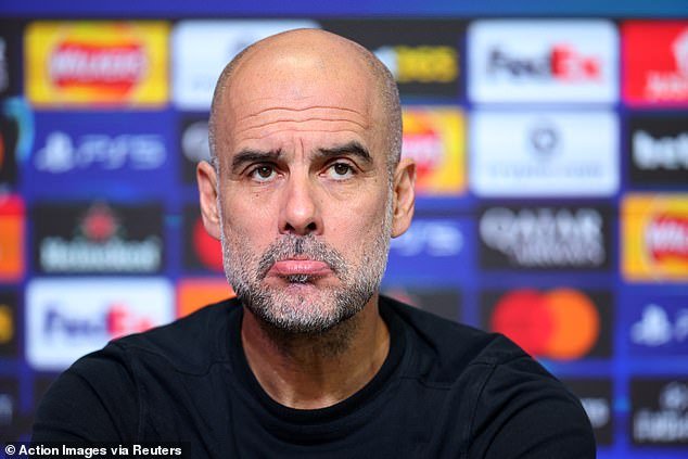 El técnico del Manchester City, Pep Guardiola, redobla sus críticas a los árbitros tras la destitución sarcástica de los árbitros y de Howard Webb.