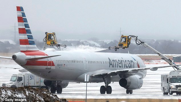 El personal incompetente de American Airlines ha sido criticado por retrasar su vuelo durante más de 15 HORAS durante una tormenta de nieve… y luego cancelarlo.