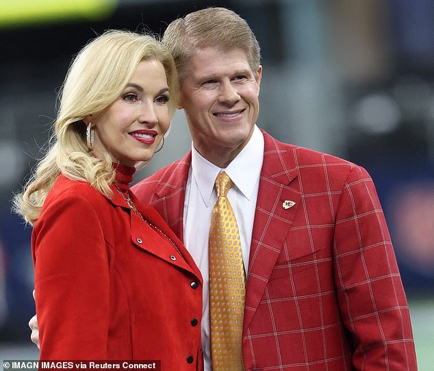 El propietario de los Chiefs revela su estrategia para convencer a Travis Kelce de regresar para otra temporada de la NFL