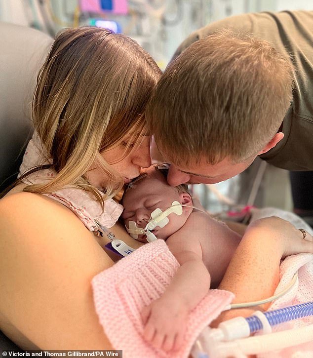 NHS acusado de jugar a la ‘ruleta rusa’ con la vida de una niña durante el parto en casa, ya que el forense dictamina que su muerte era evitable