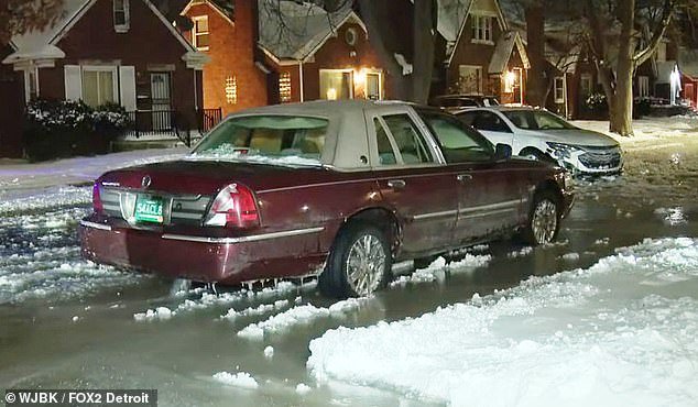 Cuadras enteras de calles de Detroit se convirtieron en lagos congelados después de que las tuberías de agua explotaran durante la histórica tormenta invernal