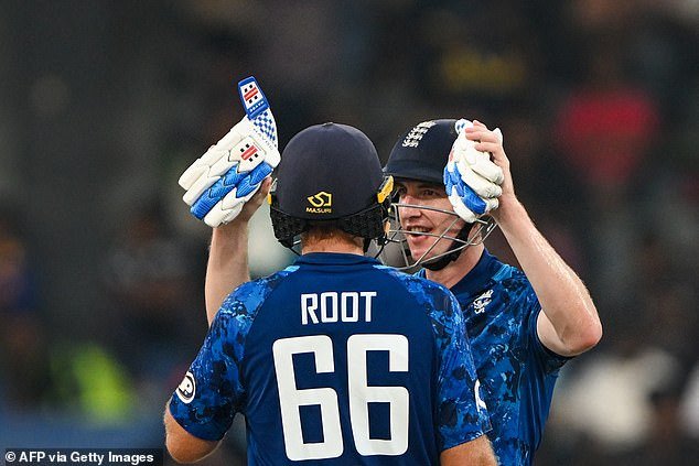Harry Brook celebra beber después de una multa por mala conducta relacionada con el alcohol mientras lleva a Inglaterra a la victoria de la serie en Sri Lanka con cientos impresionantes.