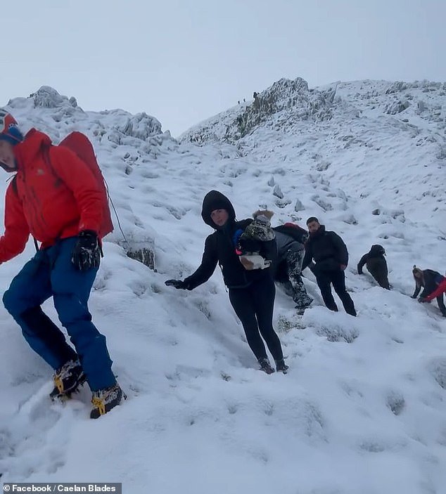 Momento, escaladores de hielo adolescentes rescatan a excursionistas adultos lamentablemente mal preparados, vestidos con jeans y zapatillas de deporte, de una montaña helada
