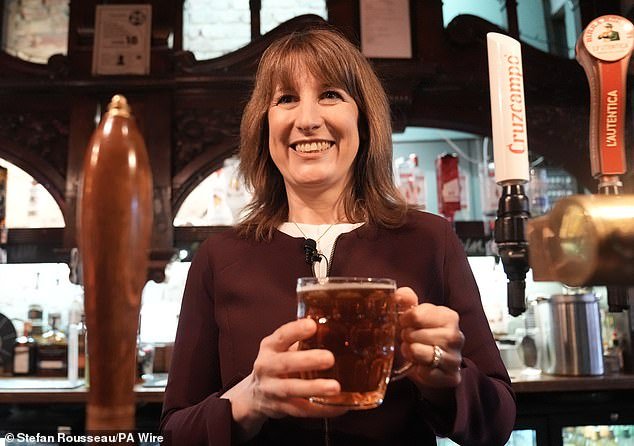 El fallido cambio de las tasas de interés de las empresas laboristas fue calificado de “demasiado poco, demasiado tarde” en medio de advertencias de colapso de las calles principales, mientras Reeves envía a un joven a la Cámara de los Comunes para exponer la traición de pubs, hoteles y pequeñas tiendas.