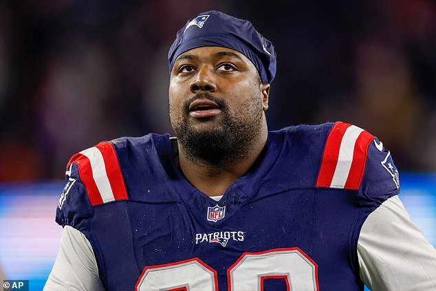 La estrella de los Patriots, Christian Barmore, fue acusado de agresión para poder jugar en el Super Bowl