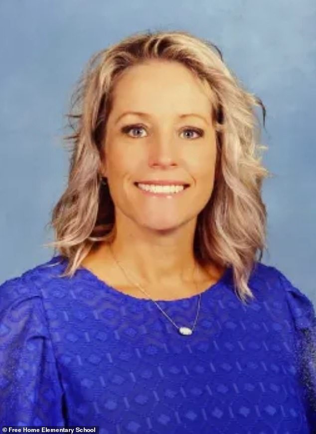 Director de escuela acusado de robar en Walmart utilizando el método de “apilamiento” en las cajas de autopago