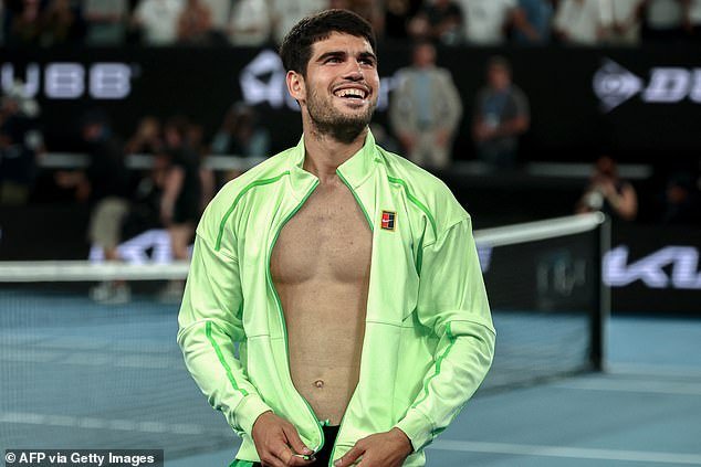 Los fanáticos especulan sobre el romance con Carlos Alcaraz después de que una glamorosa estrella de la música lo animara en el Abierto de Australia.