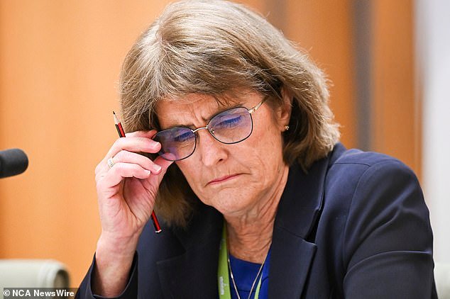 Duro golpe para los propietarios de viviendas a medida que la inflación se dispara, y se advierte a los australianos que se preparen para un TRIPLE golpe a las tasas de interés