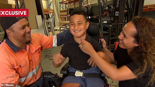 Una familia estaba disfrutando de un día en la playa y montando una piscina inflable para su hijo tetrapléjico… entonces los guardabosques hicieron algo realmente impactante.