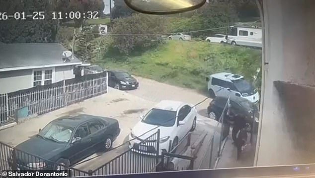 Momento salvaje y fuera de control: Waymo choca contra autos en una calle estrecha de Los Ángeles