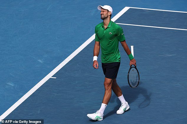 El gran escape de Novak Djokovic: la estrella serbia avanza a las semifinales del Abierto de Australia después de que el oponente del 10 veces campeón se retirara a pesar de tener una ventaja de dos sets