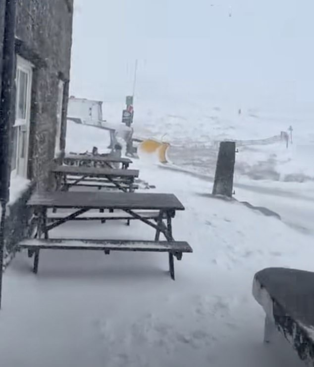 Los clientes y el personal están nevados en el pub más alto de Gran Bretaña mientras la tormenta de nieve causa estragos durante la tormenta Chandra.