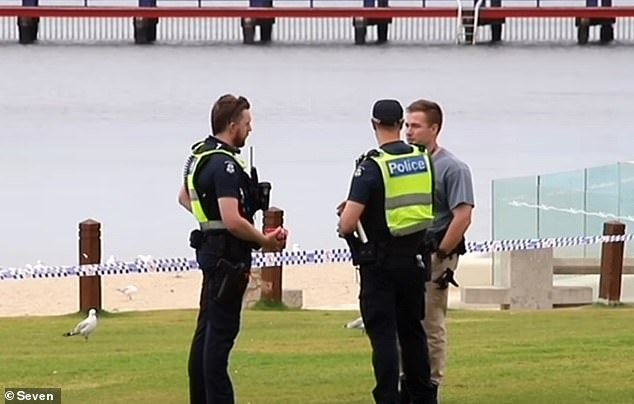 Horror cuando una mujer es encontrada muerta en la playa frente a un moderno restaurante costero australiano