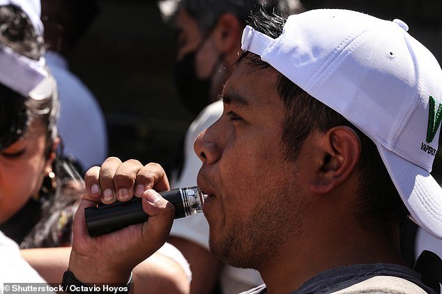 México introduce una nueva prohibición de vapear y los turistas se enfrentan a penas de cárcel y miles de multas