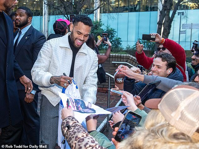 Chris Brown comparece ante el tribunal por un presunto ataque con una botella de tequila a un promotor musical en un club nocturno de Londres, antes de firmar autógrafos para los fans al salir de la audiencia.