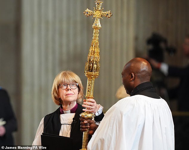 Dame Sarah Mullally se convierte oficialmente en la primera mujer en dirigir la Iglesia de Inglaterra cuando un interlocutor interrumpe la ceremonia
