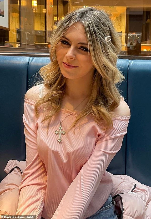 Una “hermosa” niña de 17 años muere después de que los médicos achacaran el cáncer de mama a “cambios hormonales”