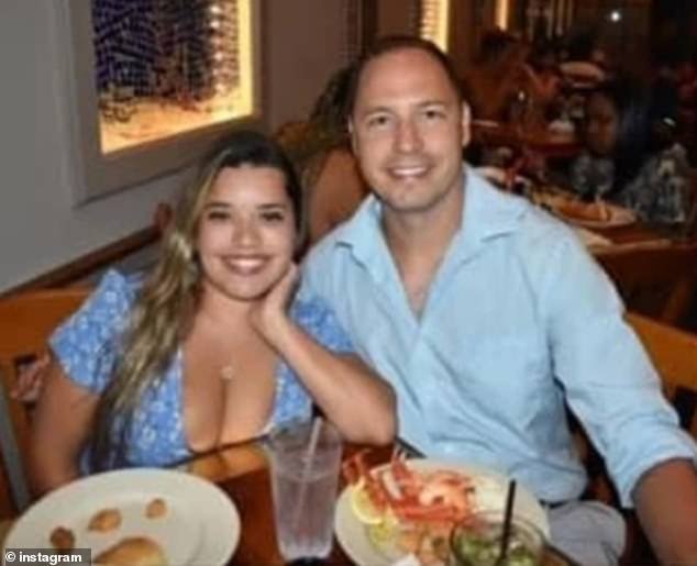 Un padre casado cuenta al tribunal en voz baja lo que pasó la noche que empezó a dormir con su niñera y niega haber asesinado a su esposa para estar con ella.