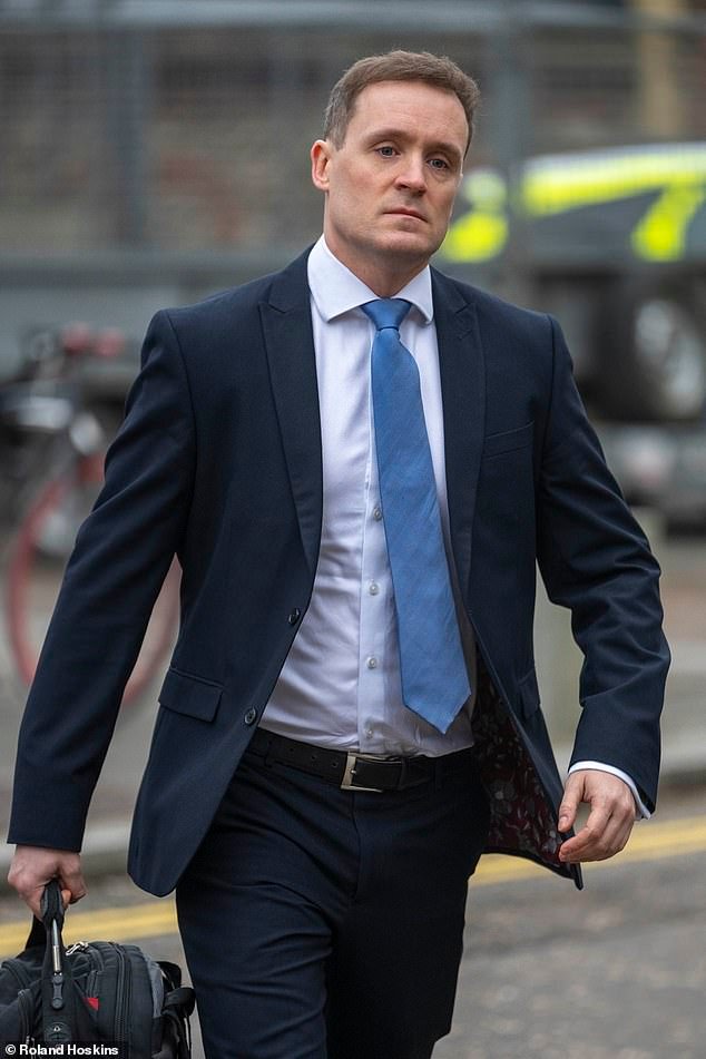 Piloto de British Airways absuelto de voyeurismo después de enviar un vídeo de él mismo azotando a una azafata con los ojos vendados a un colega, quien respondió “fan dabby dozey”