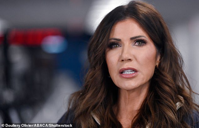 Kristi Noem completamente humillada mientras ICE se inclina en Minnesota: Sólo arrestar a inmigrantes “criminales” e IGNORAR a los agitadores