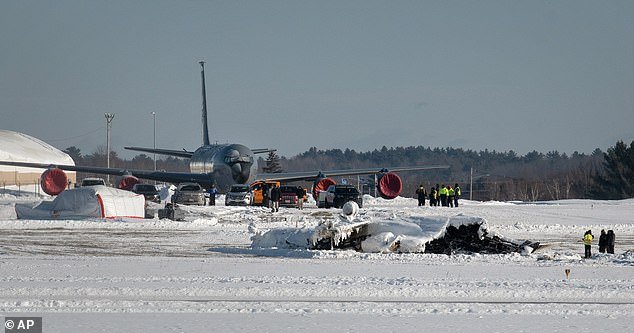 Los cuerpos FINALMENTE son retirados del avión privado cuatro días después de que se estrellara en el nevado aeropuerto de Maine y matara a cinco personas, incluido un destacado abogado.