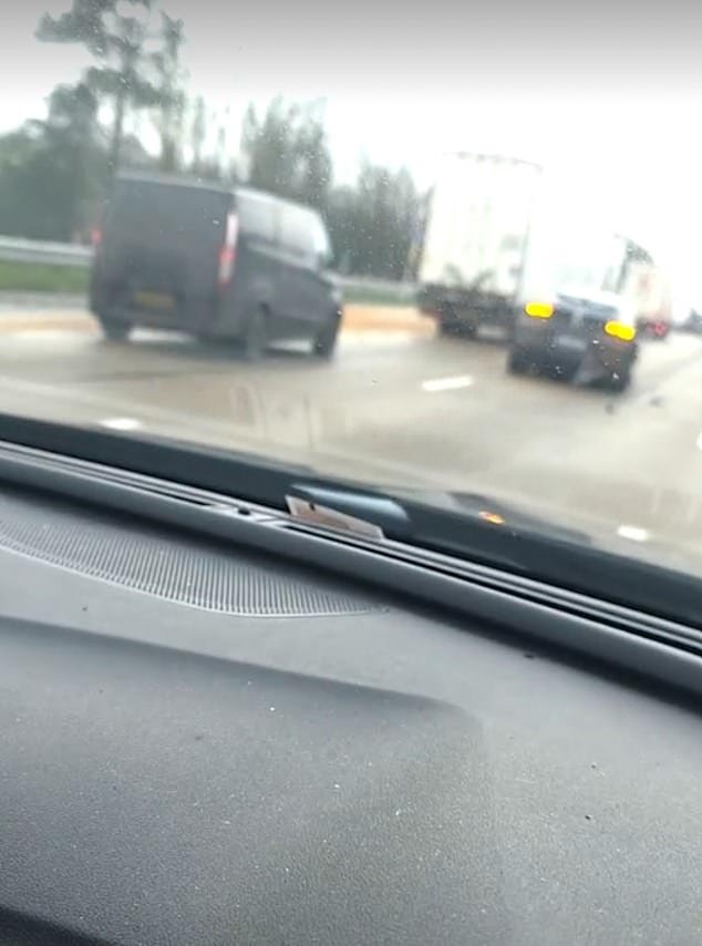 Nuevas imágenes muestran la escala del accidente del Ferrari de £400,000 de la estrella del Tottenham, después de que Randal Kolo Muani se quedara varado por una llanta reventada