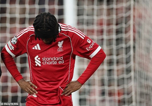 El Liverpool sufre un duro golpe cuando Jérémie Frimpong llega cojeando a la Liga de Campeones, lo que se suma a las lesiones de Arne Slot