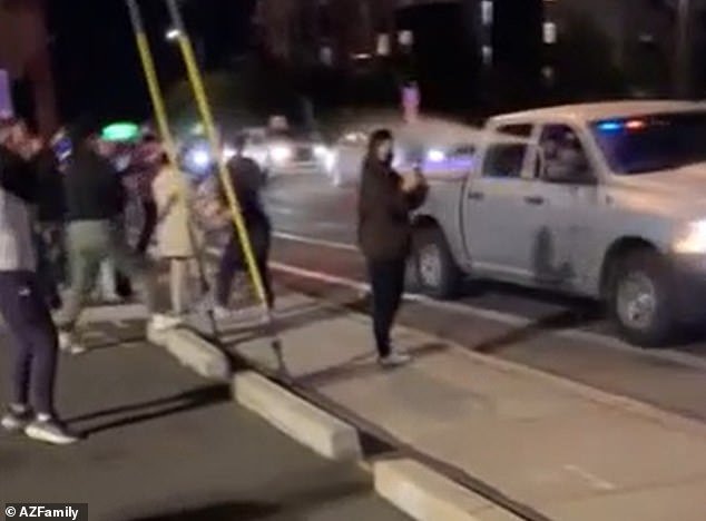 Impactante video muestra a un oficial federal rociando a los manifestantes desde un camión en movimiento después de una redada en un restaurante de Arizona