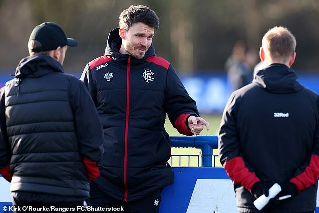 Se va a volver un poco LOCO. Pero mis jugadores hicieron bien en ignorar todos los RUMORES que los rodean, dice el jefe de los Rangers, Danny Rohl.