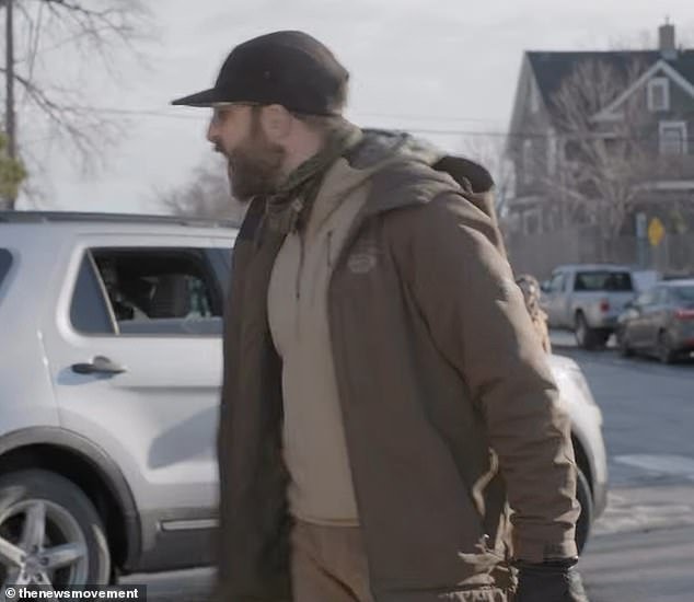 Un manifestante anti-ICE, que se cree que es Alex Pretti, fue filmado escupiendo en una camioneta federal y apagando la luz trasera 11 días antes de que le dispararan.