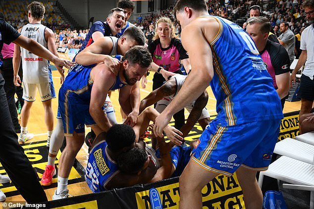 Caos en el baloncesto australiano mientras una pelea salvaje se extiende entre la multitud y SIETE jugadores son expulsados después de que una estrella se ahogue