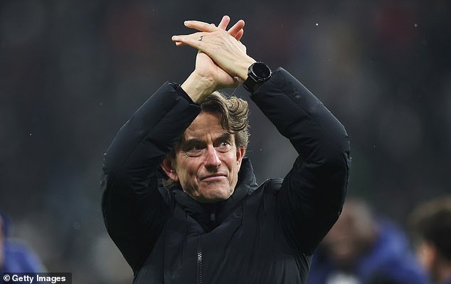 Thomas Frank saluda a Randal Kolo Muani después de que el delantero del Tottenham sobreviviera a un accidente automovilístico para anotar en la Liga de Campeones contra el Eintracht Frankfurt un día después.