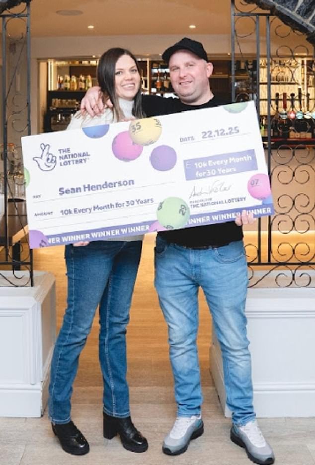 El ganador de la lotería golpeó a su novia borracha mientras estaba de vacaciones en Tenerife para celebrar haber ganado el premio mayor de £ 3,6 millones.